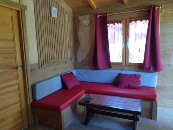 salon chalet prestige rustique dans le Jura