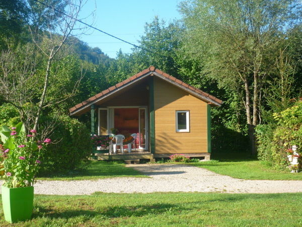 chalet sun contemporain à Doucier - chalet 5/6 places, 2 chambres, salle de bain, wc, terrasse couverte